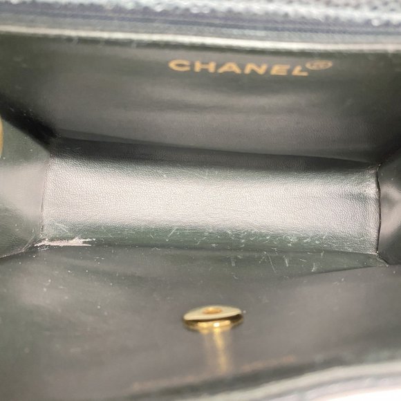 CHANEL Green Caviar Leather Shoulder Bag - Picture 4 of 13